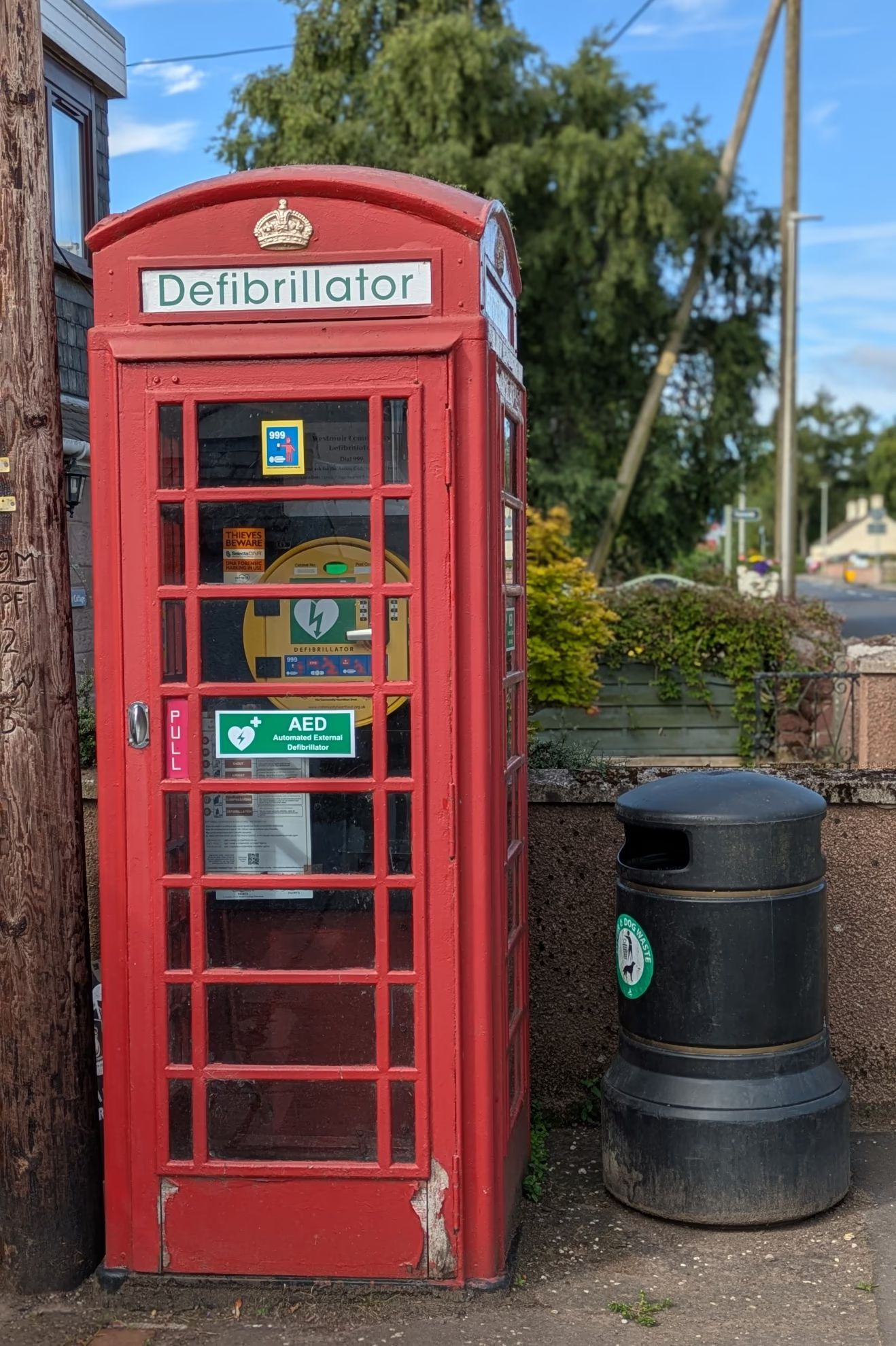 Phone kiosk housing defibrillator